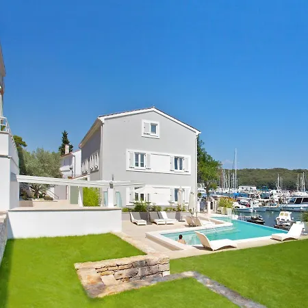 Ribarska Koliba 4* プーラ